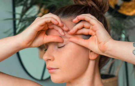 Napi ötperces fiatalító bőrterápia: az arcjóga áldásos hatásai